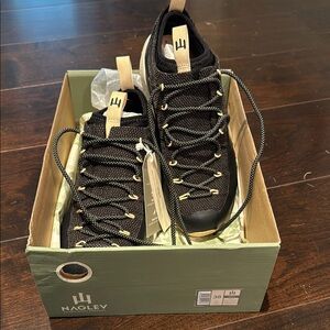 Athletic Shoes in Black with Lightweight Design and Cushioned Sole